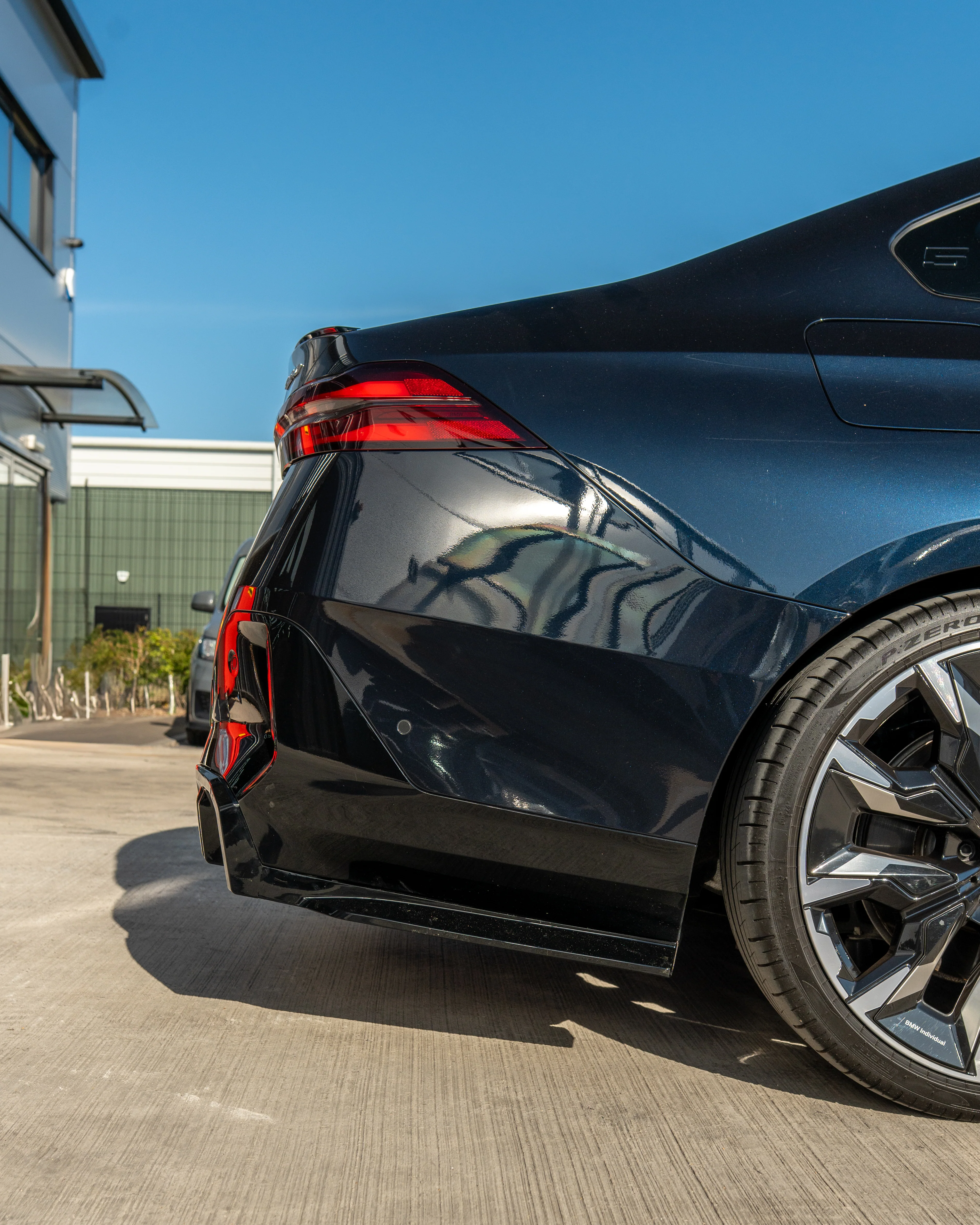 BMW 5 SERIES G60 & i5 2023+ GLOSS BLACK DIFFUSER - Image 3