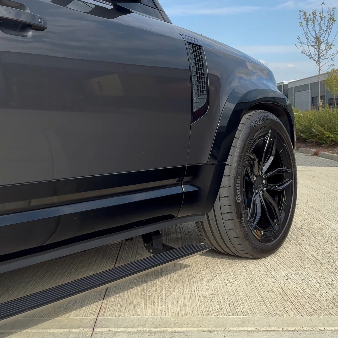 LAND ROVER DEFENDER L663 110 ELECTRIC FOLD OUT SIDE STEPS - Image 4
