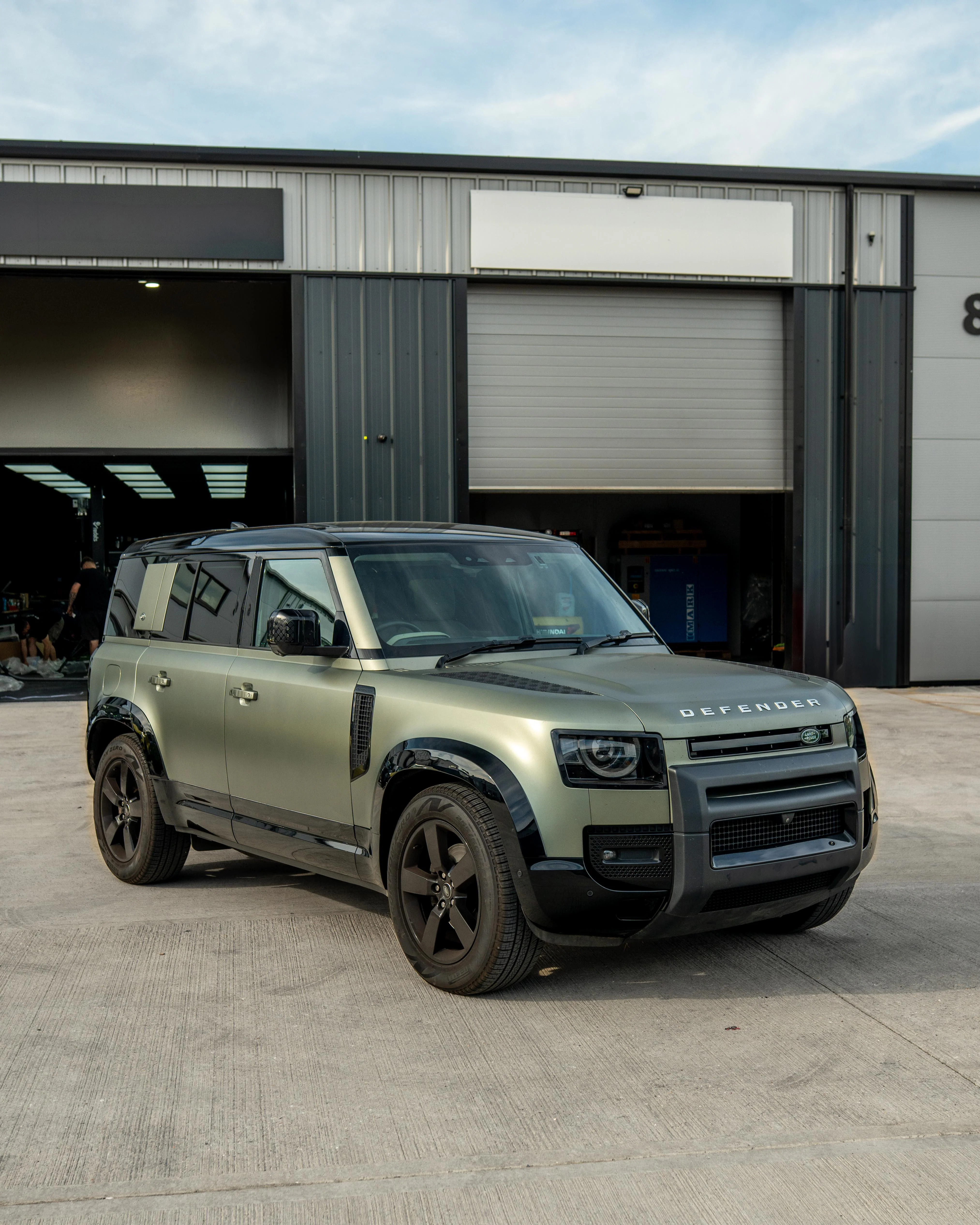 LAND ROVER DEFENDER L663 110 GLOSS BLACK DOOR PANELS - Image 2