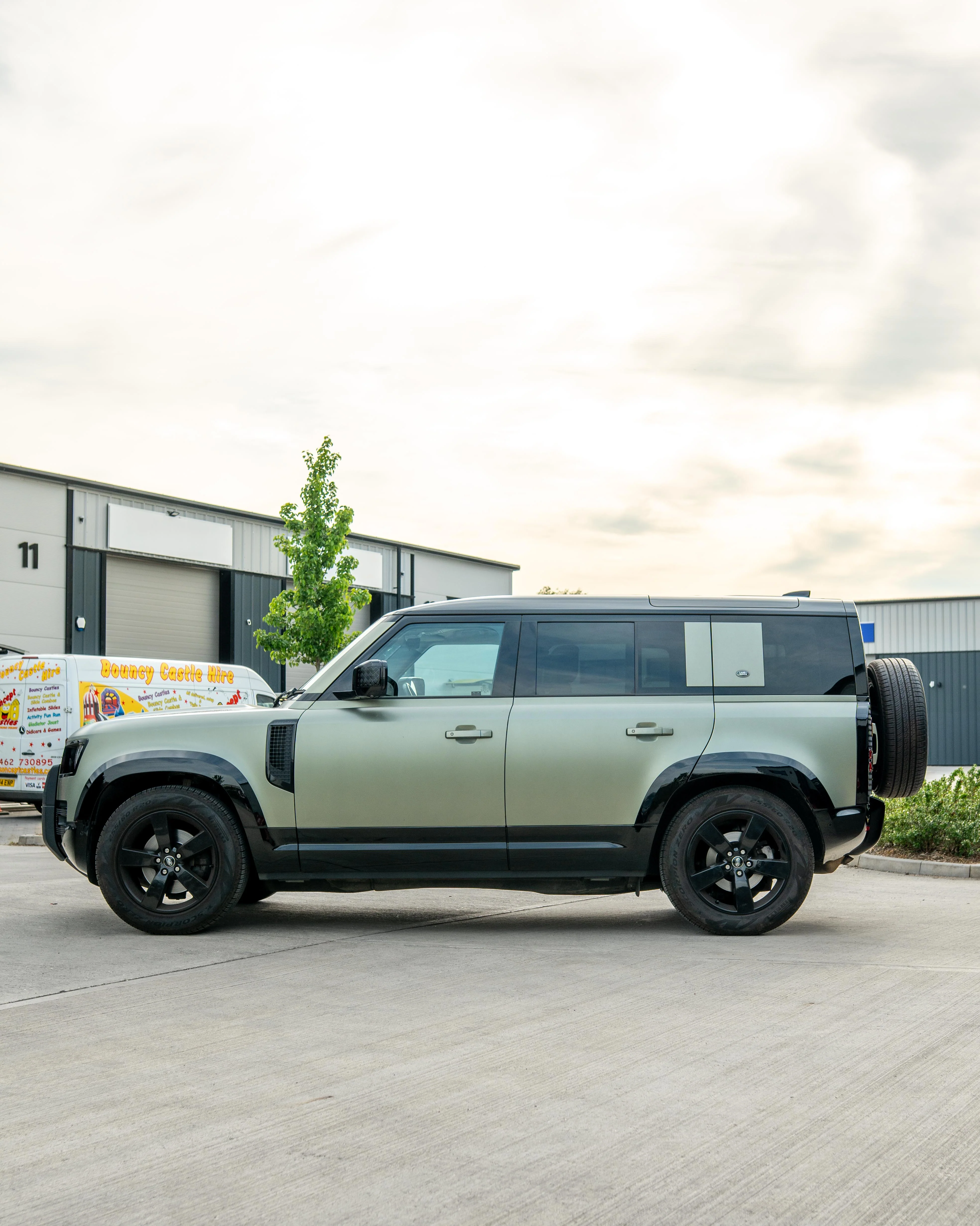 LAND ROVER DEFENDER L663 110 GLOSS BLACK DOOR PANELS - Image 4