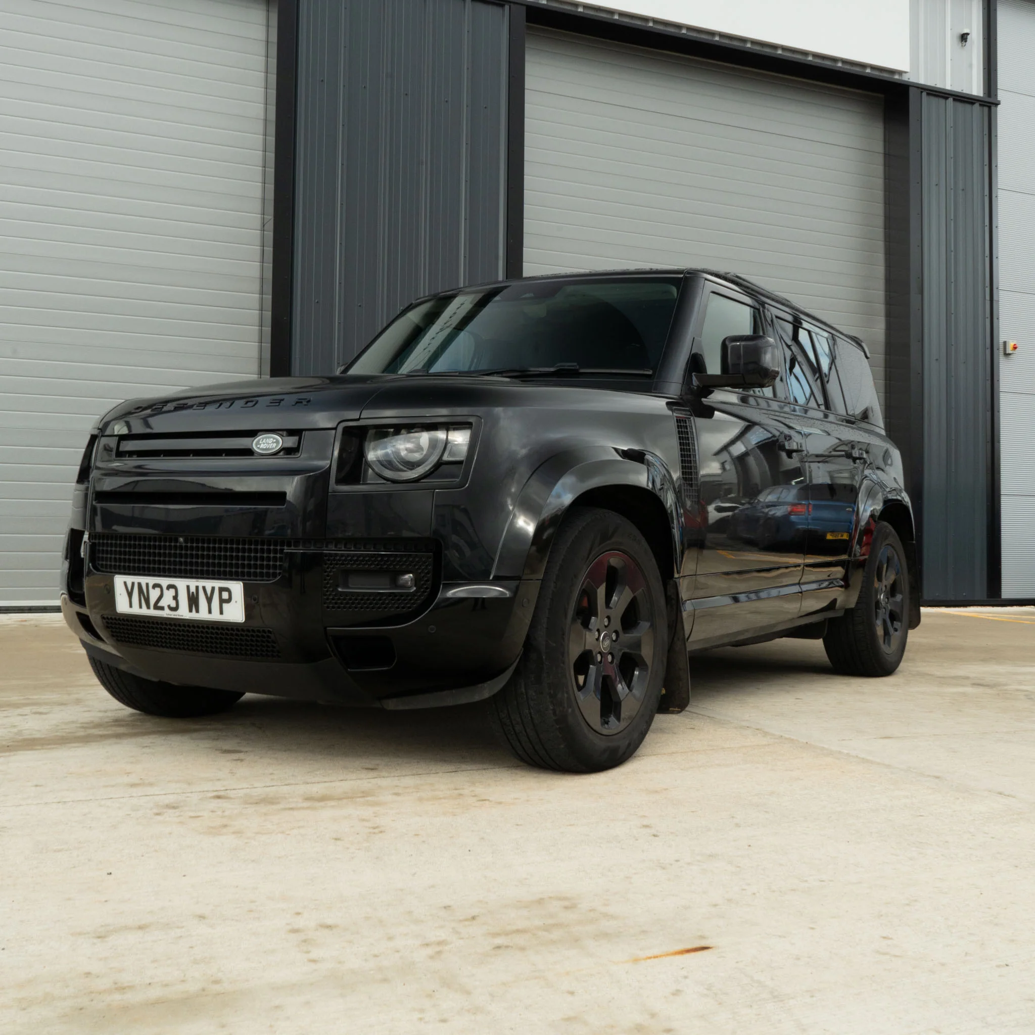 LAND ROVER DEFENDER L663 90/110 GLOSS BLACK FRONT & REAR CORNERS - Image 3