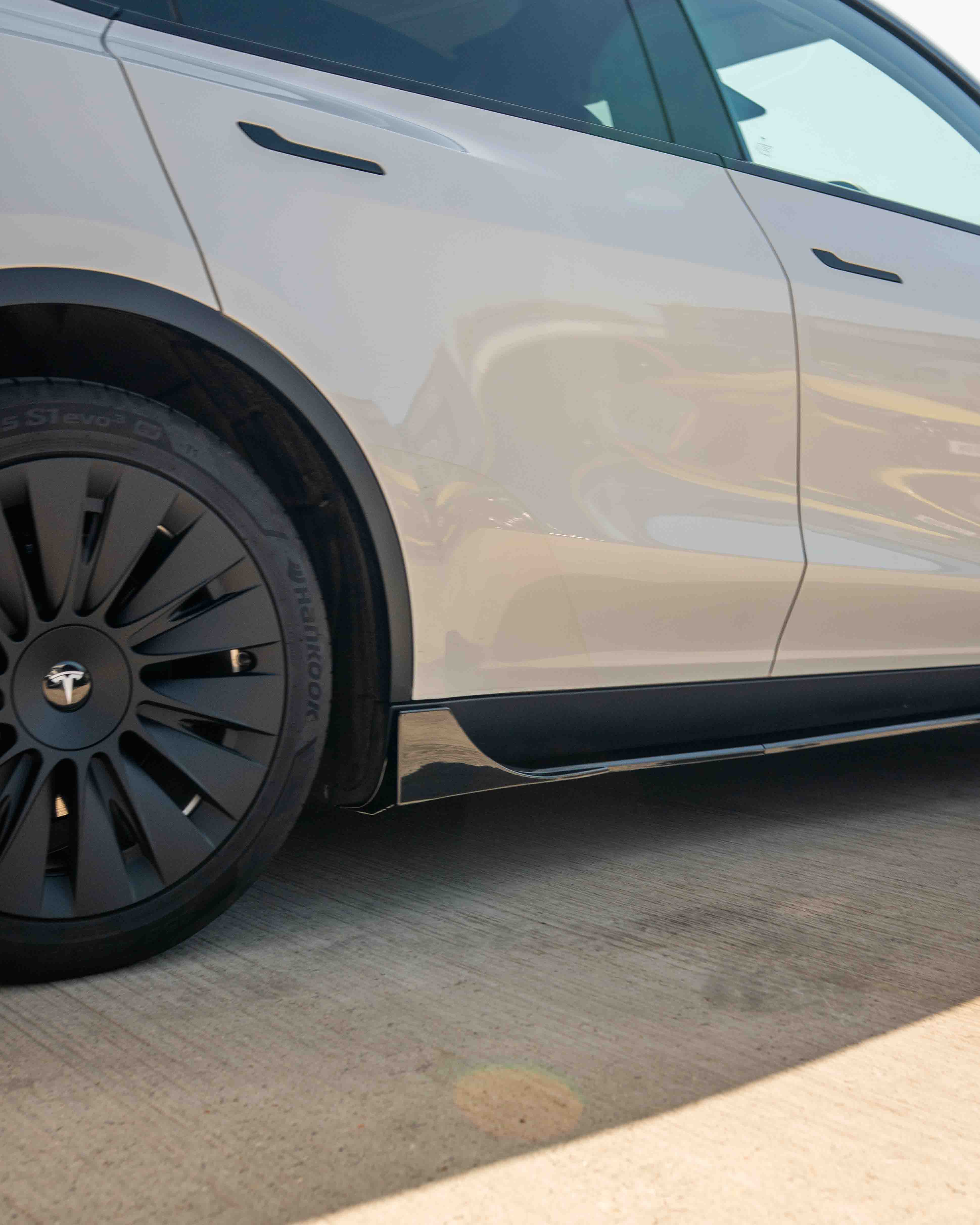 TESLA MODEL Y MK1 2020-2025 FULL GLOSS BLACK KIT - Image 12
